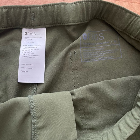 Men’s FIGS scrubs - Picture 2 of 3